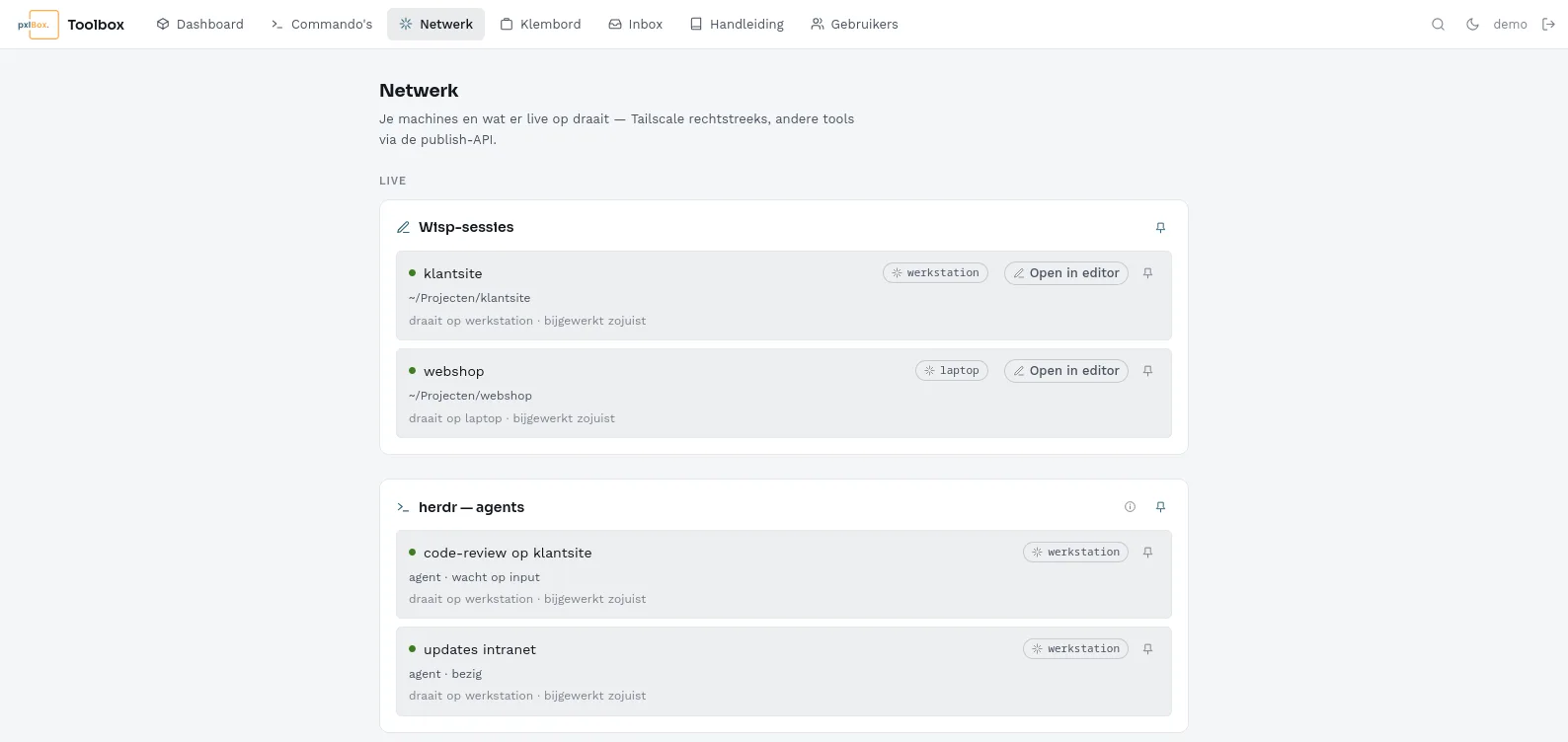 Het tabblad Netwerk van Toolbox: twee Wisp-sessies met de machine waarop ze draaien en een knop Open in editor, en twee agents in herdr met wat ze aan het doen zijn.
